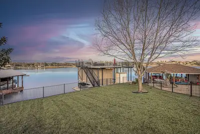 Image de Waterfront Getaway • Hot Tub, Dock & Views