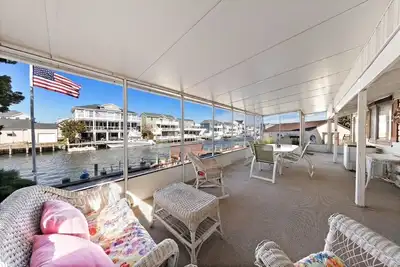 Image de Summer Fun by the Sea with private boat slip, hot tub & screened in porch