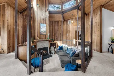 Diamond Peak 7- Octagonal Bungalow with Sharc Passes, Hot Tub, expansive deck, c