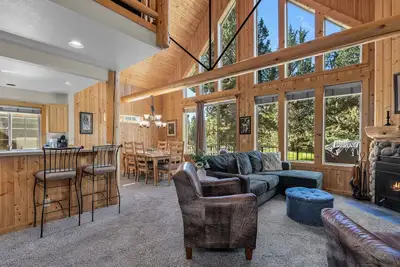 Image de Welcome to Cinnamon Chalet – Your Cozy Escape in Eagle Crest Resort! Dog Friendl
