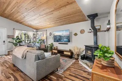 Image de Boho Bungalow, 2 bedroom mid century modern cabin in Sunriver featuring a yoga s