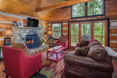 Image de *Relaxing 3bd Cabin w/ Hot Tub! Fireplace + Bbq*