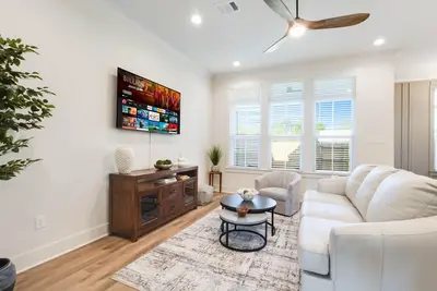 Image de Modern 3br w/ Fenced Yard ~ Near Sports Complexes