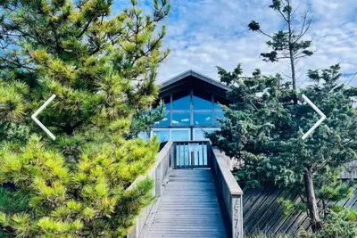 Image de 2-bedroom designer bungalow with 1gb FiOS, Ac, steps from the 2025 Pines Party