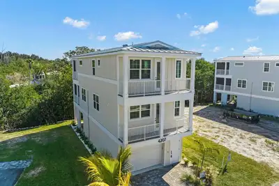 Image de Stylish coastal home next door to Ami enjoy sea coast views with your family.