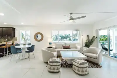 Image de Serene Waterfront 2br 2ba with Intracoastal Views, Pool, Balcony, Parking