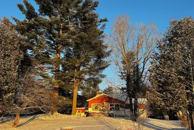 Image de Cozy Lakefront Cabin. Experience the true beauty of an untouched Up.