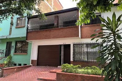Image de Spacious 5-bedroom house in beautiful in Laureles Medellín with WiFi
