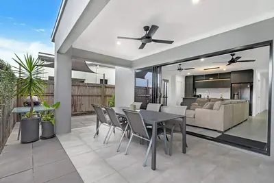 Image de Manoora Haus Industrial Oasis near Parks and Beach