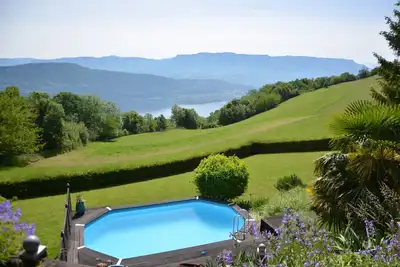 Image de Le petit belvédère: chalet avec piscine & vue lac