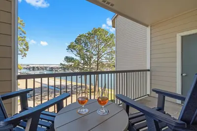 Image de Beautifully upgraded, 2 bedroom, waterfront condo overlooking Lake Conroe