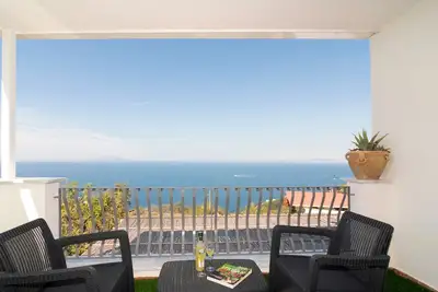 Image de Newly refurbished spacious 2 bedroom apartment in Marciano with amazing sea view