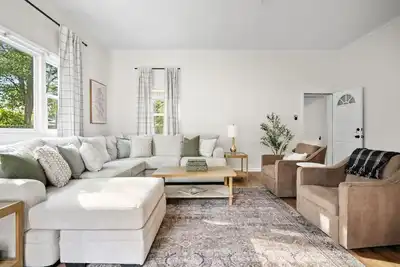 Image de 4 Br - Newly Renovated! - Walk to Park Circle