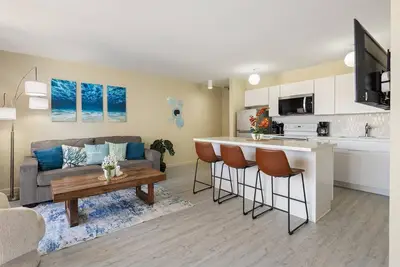 Image de Gorgeous 1 Bdrm Waikiki Banyan Partial Ocean View T1