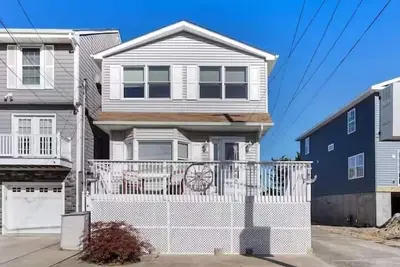 Image de Charming 3-bedroom house 2 blocks to the beach, 6 beach badges, and parking