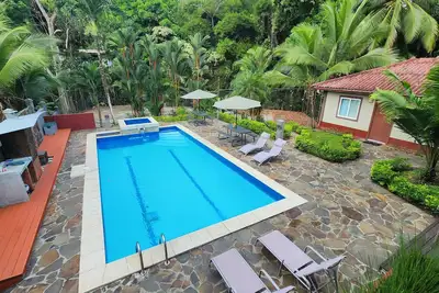 Image de Welcome to a cozy retreat designed to offer serenity and comfort.