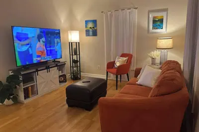 Image de 3br/2ba, King Bed, Laundry & Walk Score 65!