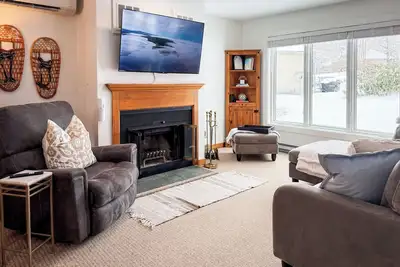 Image de Lake Access-Pool-Beach-Tennis-Fireplace-Sunroom
