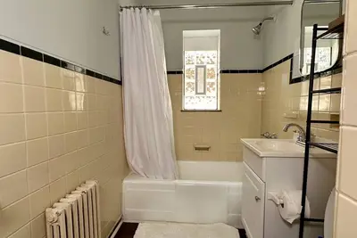 Image de Amazing Downtown Location! Quiet & Spacious!