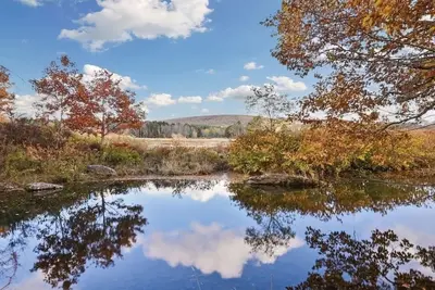 Image de Serene Catskills Riverfront Chalet. HotTub + Views!
