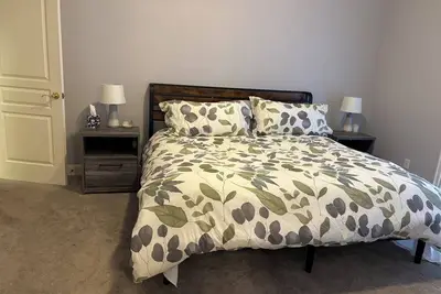 Image de Cozy 2-Bedroom Townhome in serene Bend with gas fireplace; deck; & full kitchen