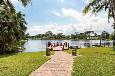 Image de Waterfront Getaway! 3br on Canal + Row Boat – Near Beach & Atlantic Ave Fun!