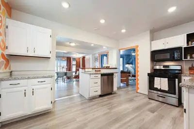 2-Br Vibrant Home | Fire Pit | Sleeps 4 | Downtown | Pa