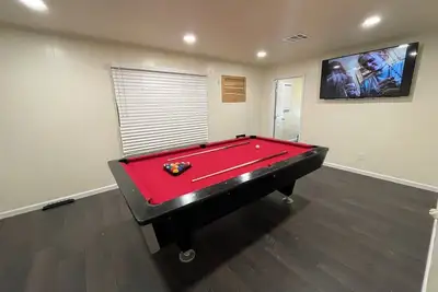 Image de 4 Bed Heart of Med Center Pool table Tv in bedroom