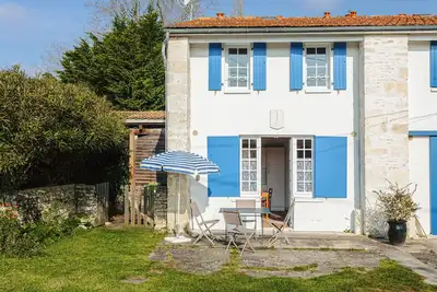 Image de Maison de vacances 'Maison Cosy Dans Un Domaine' avec jardin partagé