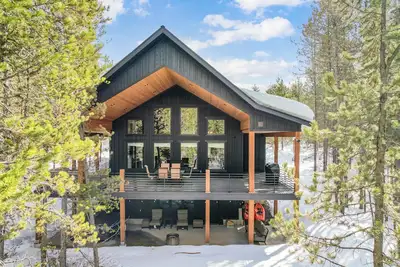 Image de Yellowstone Luxury Cabin, Hot Tub, Game Room, Ev Hookup, Massive Deck, 5Bed/3. 5Bath