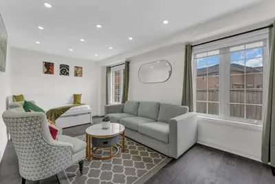 Cozy Retreat Newly Renovated House Central Brampton