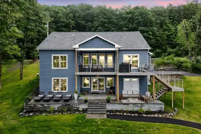 Image de Blue Heron Hideaway: A Premium Lakefront Retreat