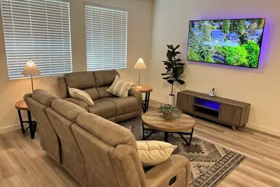 Image de Beautiful New Home in Elk Grove - Cool Getaway