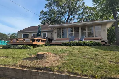 Image de New! ! ! Cozy brick Ranch home with Lake Views along with Peace And Serenity!