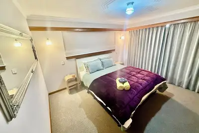 Image de Warm, Spacious, Comfort In The Heart of the City Relax in the Spa Bath!