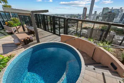 Image de Ultimate Location: Chic 2br Rooftop Pool & Parking