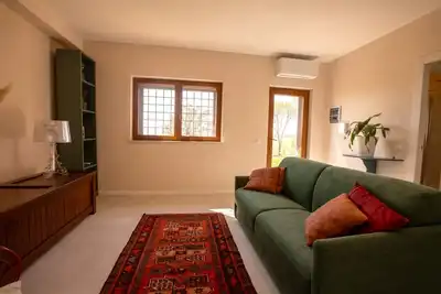 Image de Élégante maison neuve avec jardin, véranda et piscine partagée