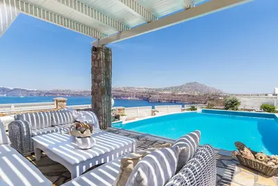 Image de Villa à Fira avec 5 chambres à coucher, 10 couchages
