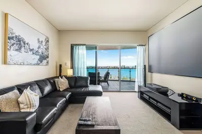 Image de Executive Riverfront Retreat with Stunning Views
