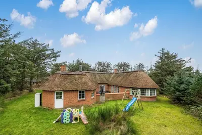 Image de Family-friendly holiday home with pool and spa close to the North Sea.