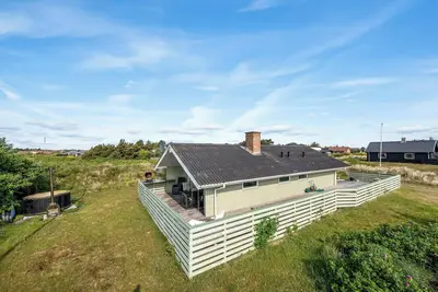 Image de Cozy holiday home with a large enclosed terrace.