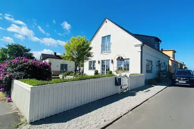 Villa with small guest house, close to everything!