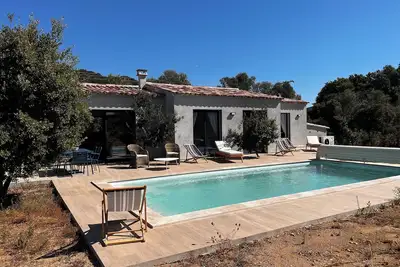 Image de Villa de campagne avec piscine et jardin clôturé, idéal pour les familles