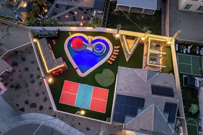 Image de This house is a 9 bedroom(s), 4 bathrooms, located in Coachella, Ca.
