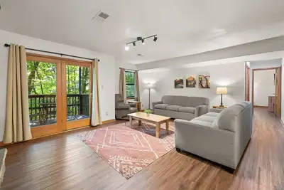 Image de Dollywood Retreat: Stylish Townhouse w/ Pool!