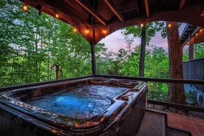 Image de New Listing, Private and Quiet, Mountain Views, Hot Tub, Free Attractions!