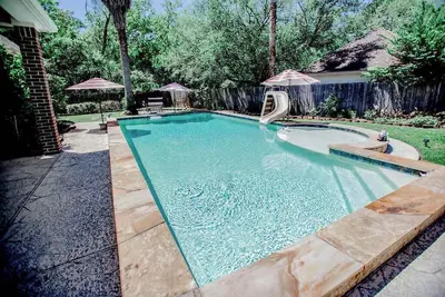 Image de Luxury Property 5br\/4. 5 Ba Sparkling Pool, Outdoor Entertainment Area, Billiards