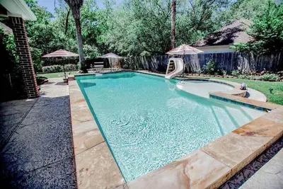 Image de Luxe Executive Home 4br 3. 5 Ba w\/ Sparkling Pool, Outdoor Entertainment Area, Sp