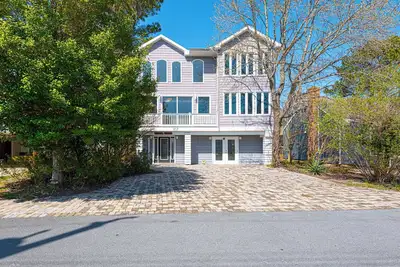 Image de Dockside Daydream - Large home on canal w/elevator