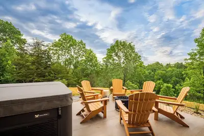 Image de Hello Autumn! Luxury Home on The General - Golf Simulator, Hot Tub, Views!